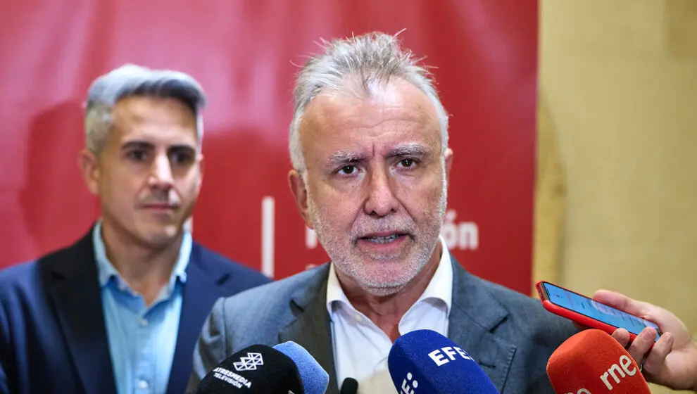 El ministro de Pol&iacute;tica Territorial y Memoria Democr&aacute;tica, &Aacute;ngel V&iacute;ctor Torres, junto al secretario general del PSOE de Cantabria, Pablo Zuloaga