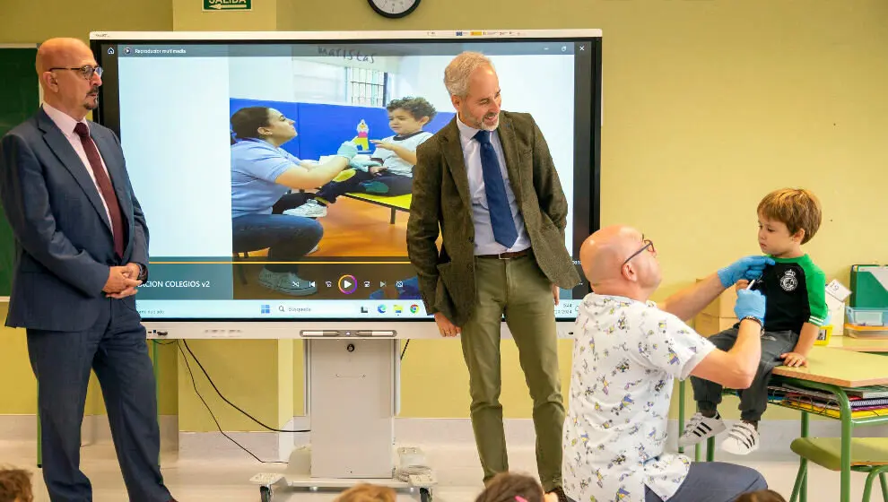 Los consejeros Educaci&oacute;n, Formaci&oacute;n Profesional y Universidades, Sergio Silva, y de Salud, C&eacute;sar Pascual, asisten al inicio de la campa&ntilde;a de vacunaci&oacute;n en centros escolares