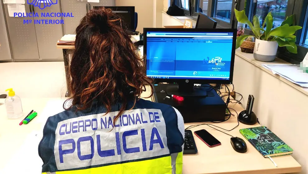 Polic&iacute;a en un ordenador