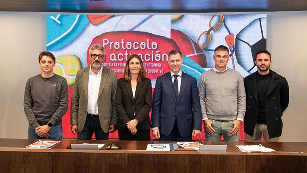 El consejero de Cultura, Turismo y Deporte, Luis Martinez Abad, y la directora general de Deporte, Susana Ruiz, junto con Gonzalo Sili&oacute; y Victor Diego, del Racing en la presentaci&oacute;n del Protocolo contra la violencia infant&iacute;l y adolescente en el deporte