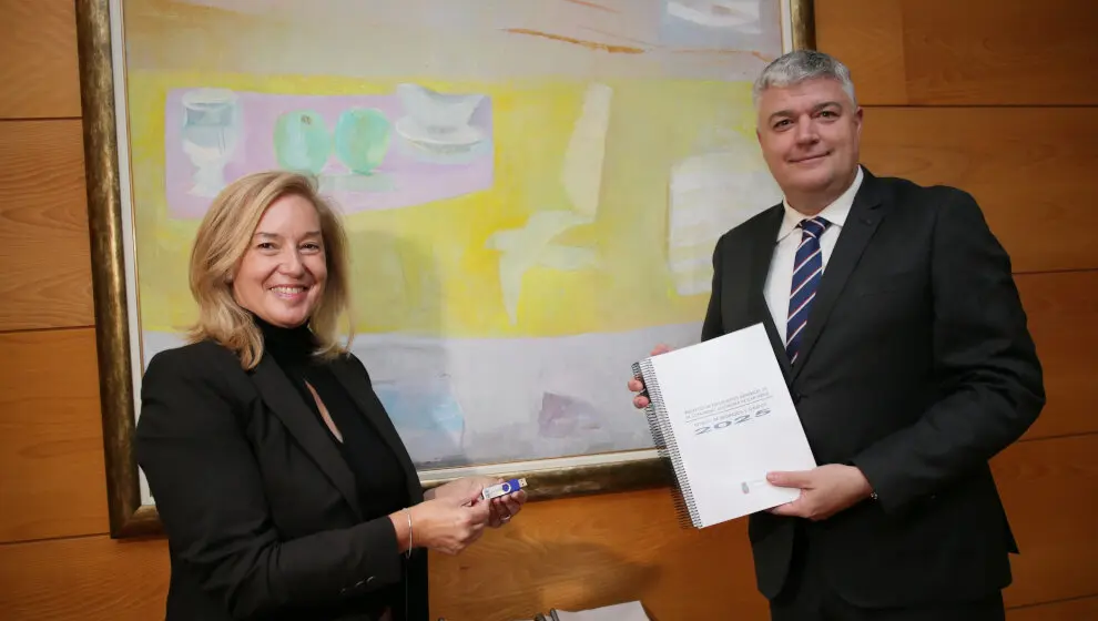 El consejero de Econom&iacute;a, Luis &Aacute;ngel Ag&uuml;eros, registra los Presupuestos Generales de Cantabria (PGC) para 2025 en el Parlamento acompa&ntilde;ado por su presidenta, Mar&iacute;a Jos&eacute; Gonz&aacute;lez Revuelta