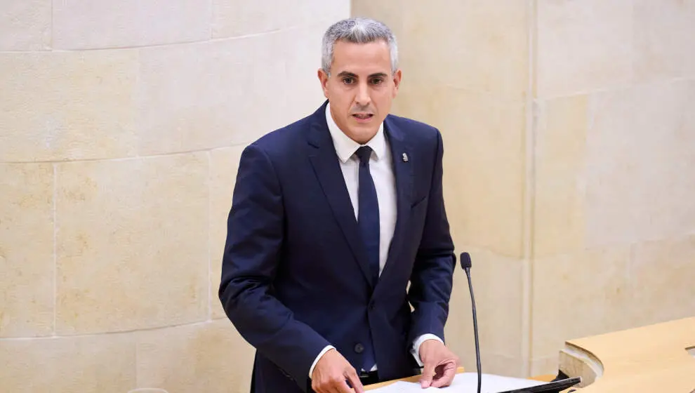 El l&iacute;der de los socialistas c&aacute;ntabros, Pablo Zuloaga, en el Parlamento