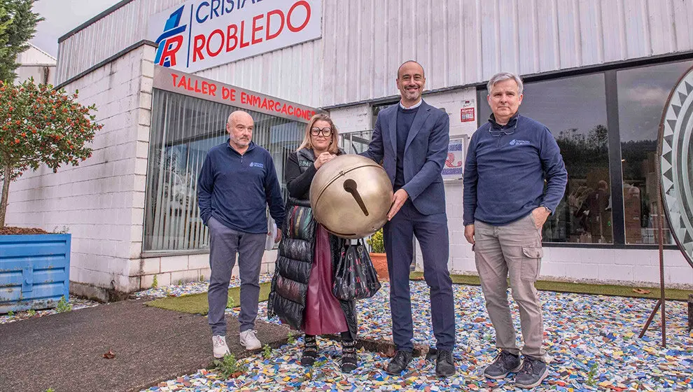 El alcalde de Torrelavega, Javier L&oacute;pez Estrada, en Cristaler&iacute;a Robledo