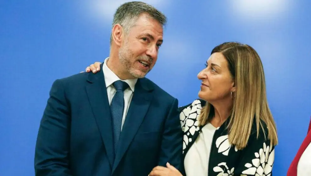 La presidenta de Cantabria, Mar&iacute;a Jos&eacute; S&aacute;enz de Buruaga, junto al consejero de Turismo