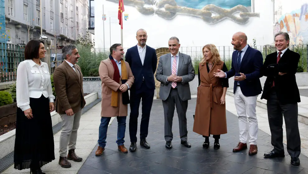 El consejero de Fomento, Roberto Media, con los alcaldes de Torrelavega, Laredo, Santa Cruz de Bezana, Polanco y Santo&ntilde;a