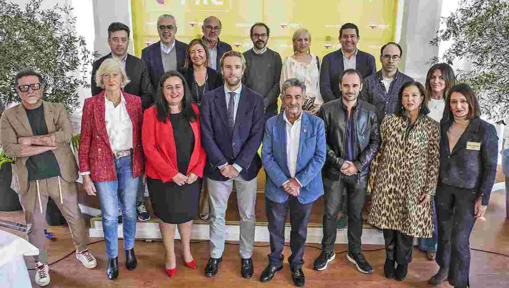 Felipe Pi&ntilde;a y Miguel &Aacute;ngel Revilla con el nuevo Comit&eacute; Local del PRC en Santander