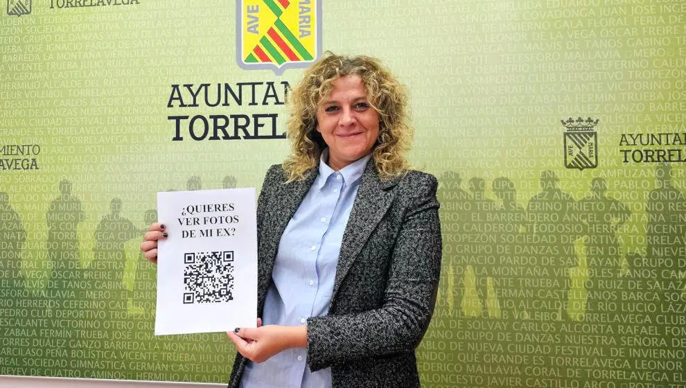 La concejala de Igualdad, Patricia Portilla, con el cartel de la campa&ntilde;a de prevenci&oacute;n de la violencia de g&eacute;nero digital