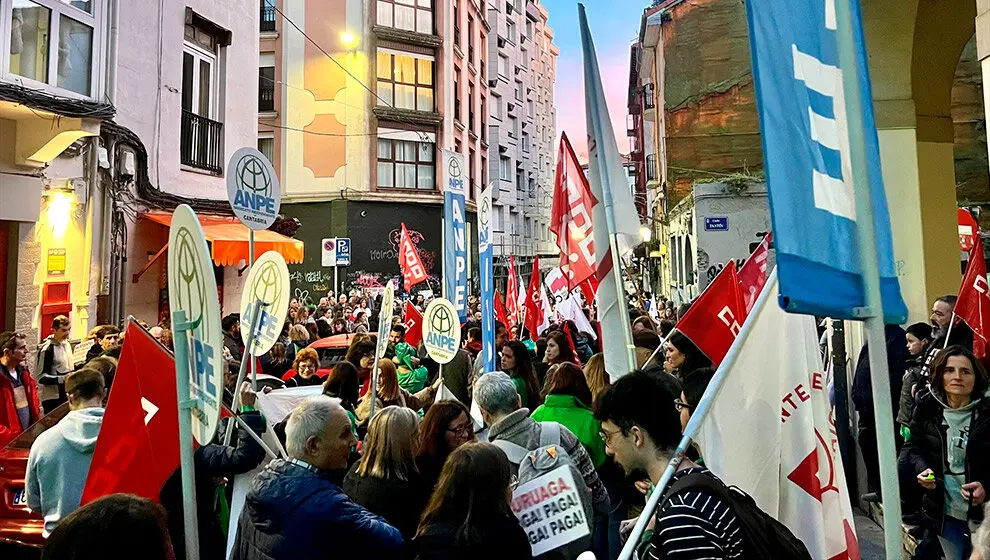 Concentraci&oacute;n de los docentes para exigir la adecuaci&oacute;n salarial - EUROPA PRESS