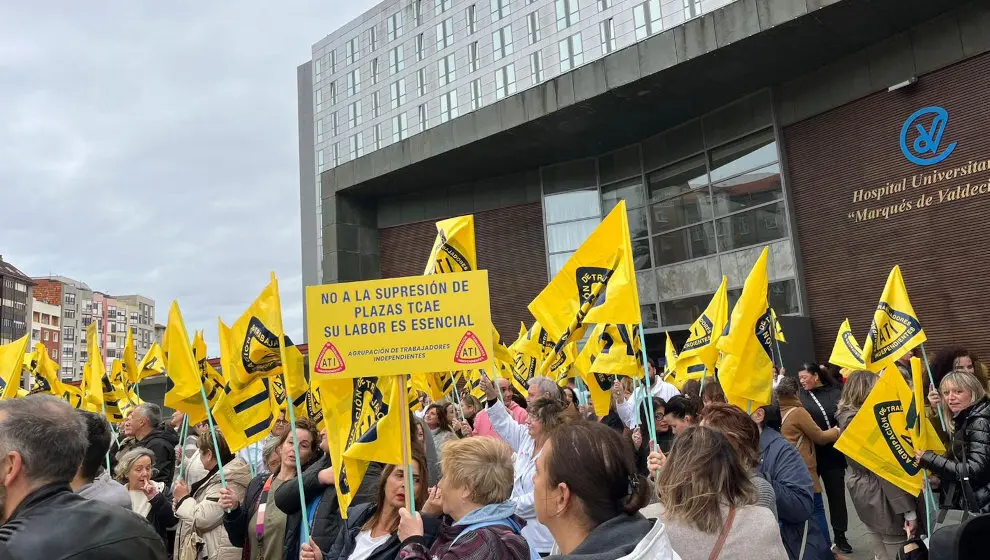 Imagen de la concentraci&oacute;n frente al edificio sanitario