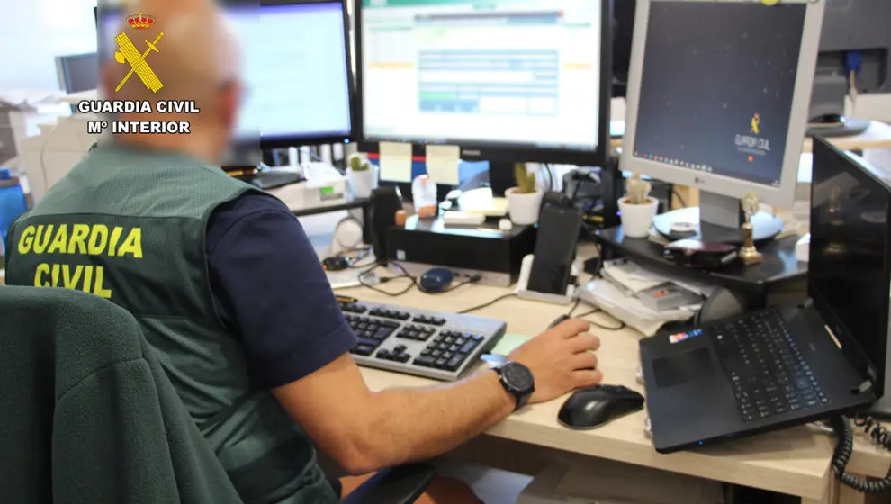 La Guardia Civil de Cantabria durante una investigaci&oacute;n