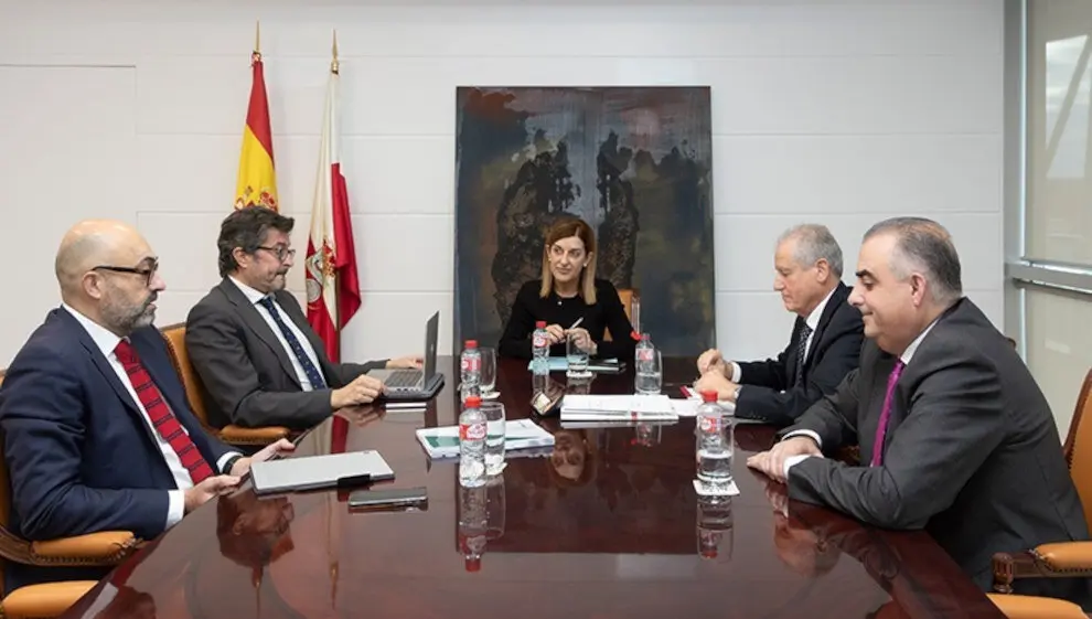 Reuni&oacute;n de la presidenta de Cantabria, Mar&iacute;a Jos&eacute; S&aacute;enz de Buruaga, con los presidentes de Adif, Pedro Marco de la Pe&ntilde;a, y de Puertos del Estado, &Aacute;lvaro Rodr&iacute;guez Dapena | Foto- Gobierno de Cantabria