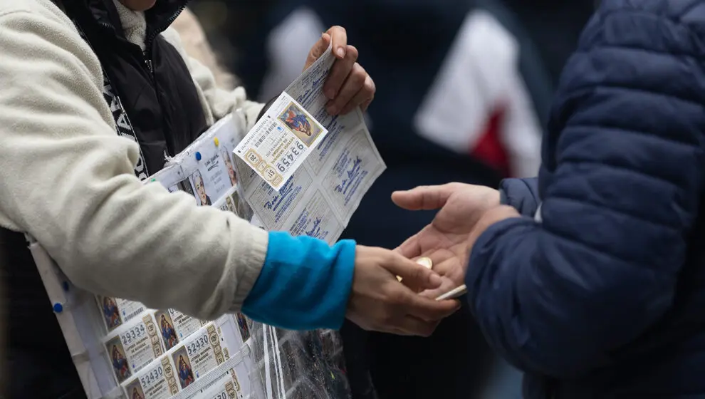Una persona comprando un d&eacute;cimo de Navidad