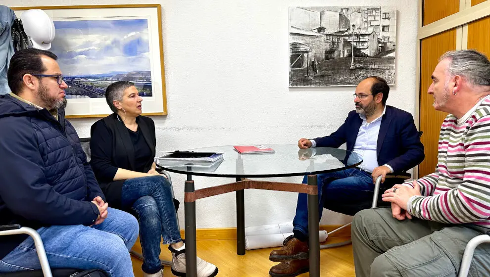 El concejal de Sanidad del Ayuntamiento de Torrelavega, Jos&eacute; Luis Urraca, recibe a la presidenta de la Asociaci&oacute;n C&aacute;ntabra de Afectados por Secuelas del COVID, Arancha Algar, y a Mauro Tirado e Imanol Ruiz, miembros de la junta directiva de la organizaci&oacute;n