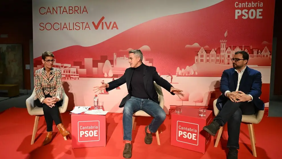 Acto del PSOE de Cantabria con el secretario general del PSOE de Cantabria, Pablo Zuloaga; el presidente de Asturias, Adri&aacute;n Barb&oacute;n, y la presidenta de Navarra, Mar&iacute;a Chivite.
