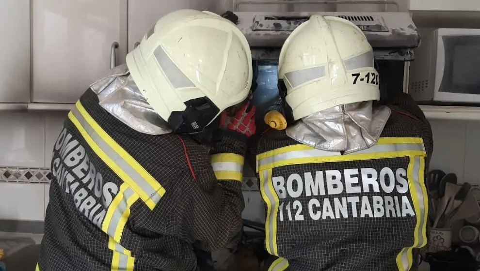 Bomberos en el incendio de una cocina en Cabez&oacute;n | Foto- 112