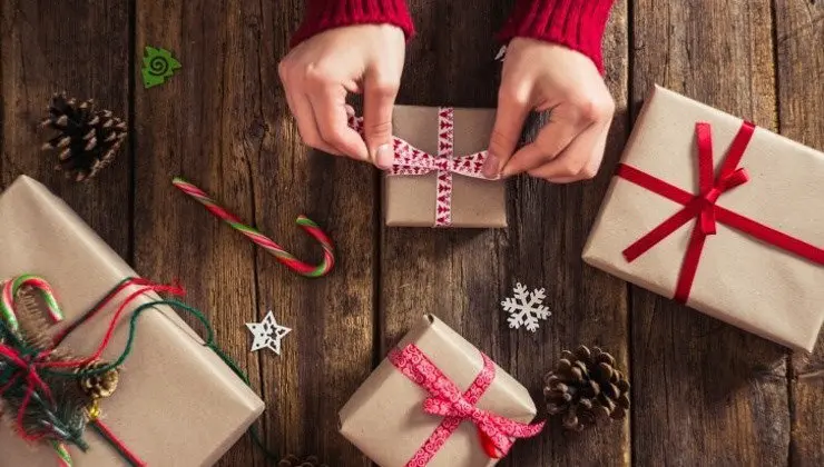 Persona envolviendo regalos navide&ntilde;os
