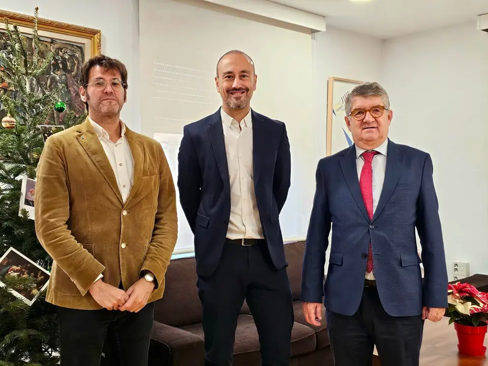 El alcalde de Torrelavega, Javier L&oacute;pez Estrada; el concejal Alberto Rubio (i) y el decano del Colegio de Abogados, Andr&eacute;s de Diego (d)