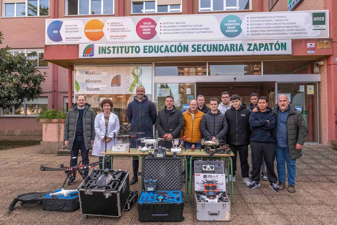 Donaci&oacute;n de drones al IES Zapat&oacute;n