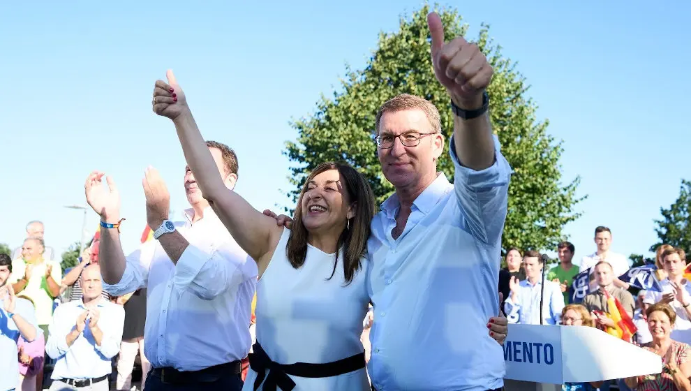 El presidente del PP y candidato a la Presidencia, Alberto N&uacute;&ntilde;ez Feij&oacute;o, y la presidenta de Cantabria, Mar&iacute;a Jos&eacute; S&aacute;enz de Buruaga, en el acto electoral en los Jardines de Pereda