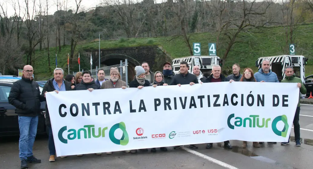 Concentraci&oacute;n Cantur puerta de Cab&aacute;rceno | Foto- CCOO