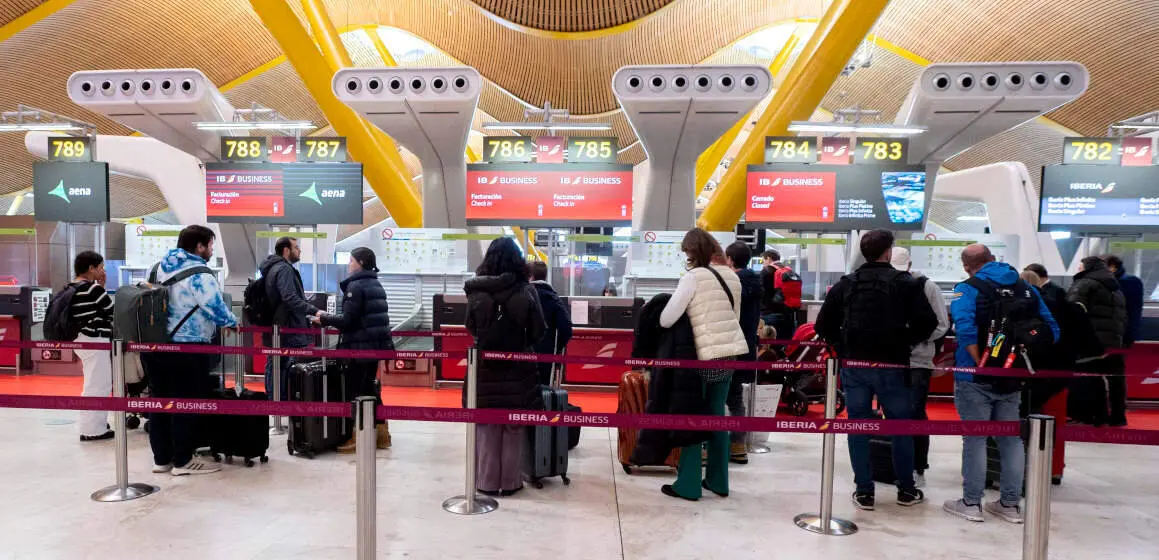 Varias personas frente a la cola de facturaci&oacute;n con motivo de la operaci&oacute;n salida en el puente de diciembre