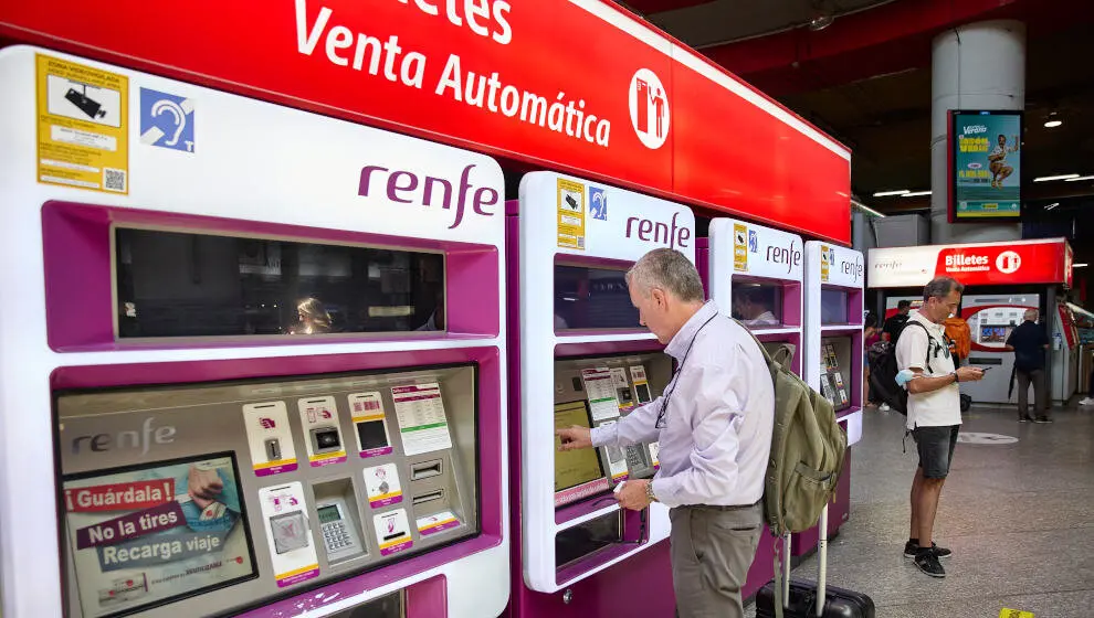 Una persona en una de las m&aacute;quinas de venta de billetes en la estaci&oacute;n Madrid-Atocha Cercan&iacute;as