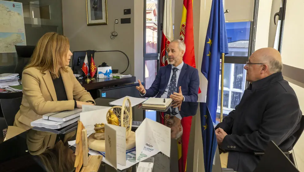 El Consejero De Educaci&oacute;n, Formaci&oacute;n Profesional Y Universidades, Sergio Silva, Se Re&uacute;ne Con La Alcaldesa De Medio Cudeyo, Mar&iacute;a Higuera | Foto- Gobierno de Cantabria