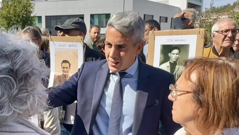 El secretario general del PSOE de Cantabria, Pablo Zuloaga, durante una concentraci&oacute;n contra la derogaci&oacute;n de la Ley de Memoria Hist&oacute;rica y Democr&aacute;tica de Cantabria | Foto- PSOE