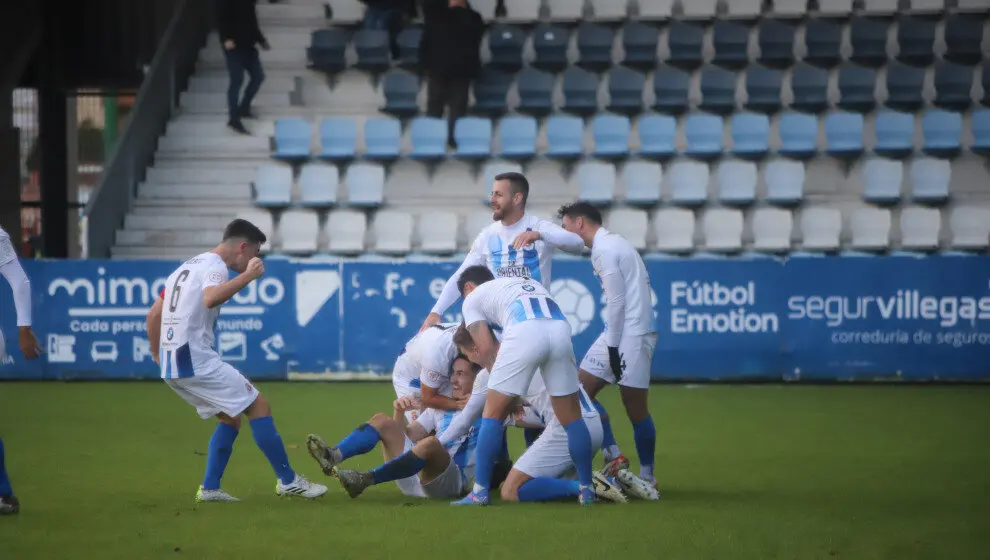 La RS Gimn&aacute;stica celebrando un gol en El Malec&oacute;n | Foto- N&eacute;stor Revuelta Zarzosa