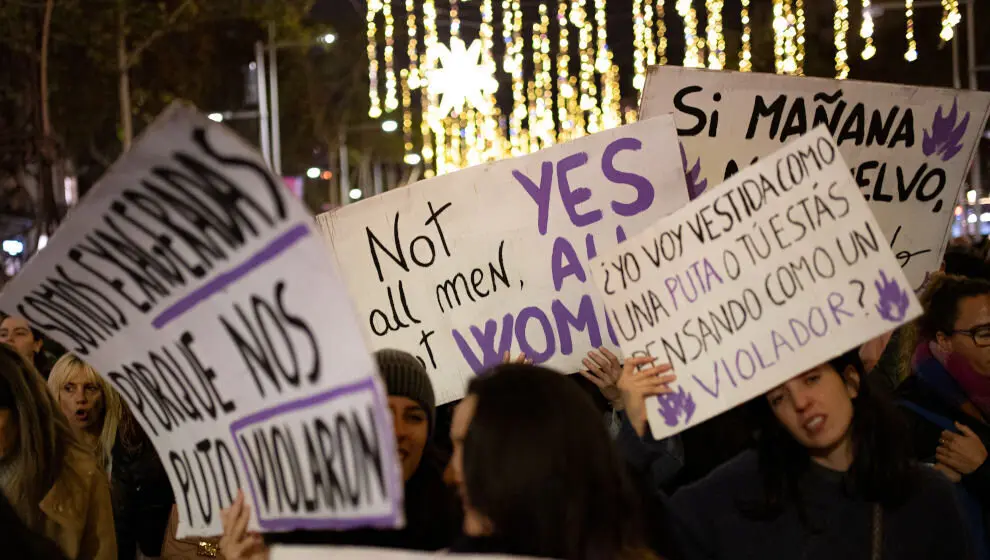 Varias mujeres muestran carteles durante una manifestaci&oacute;n por el 25N