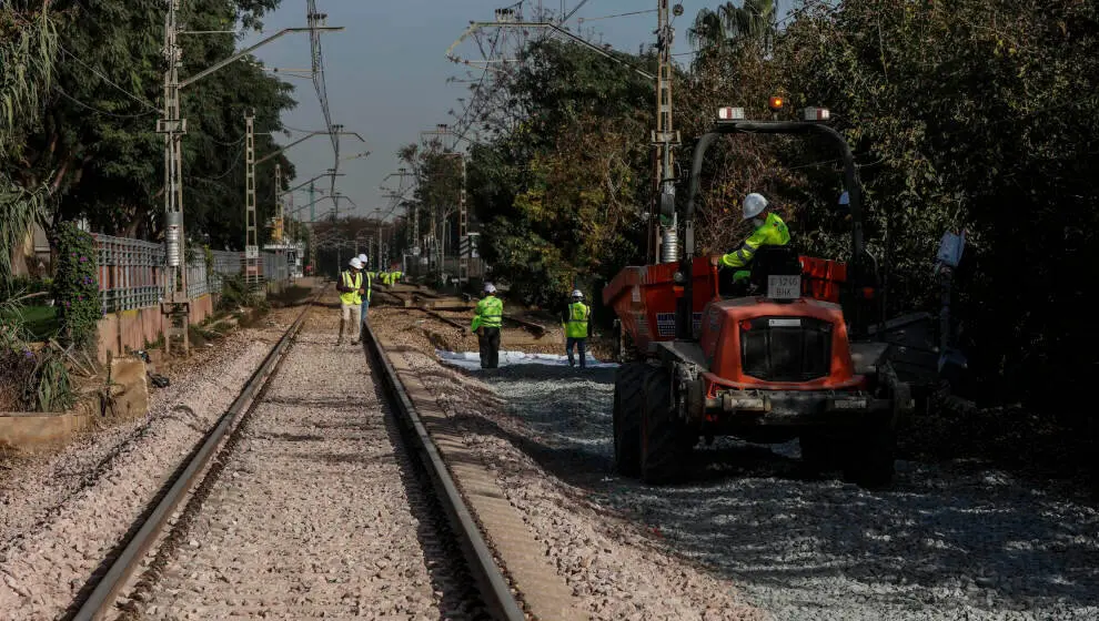Varios operarios de Adif trabajan en las v&iacute;as de tren