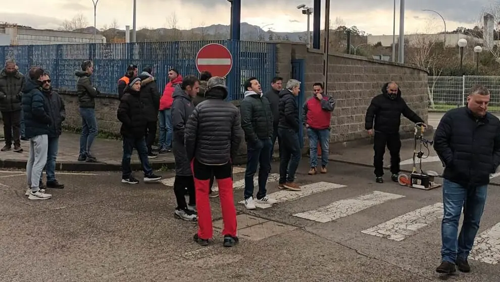 El segundo d&iacute;a de huelga general indefinida en la f&aacute;brica de Altadis en Entrambasaguas