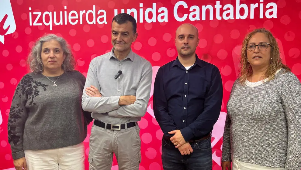 El coordinador federal de Izquierda Unida, Antonio Ma&iacute;llo, con miembros de la formaci&oacute;n en Cantabria