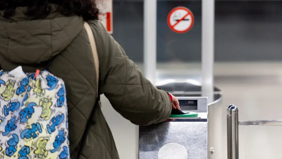 Una persona pasa su abono en la estaci&oacute;n de Metro de M&oacute;stoles Central, a 23 de enero de 2025, en M&oacute;stoles, Madrid (Espa&ntilde;a) | Foto- Eduardo Parra