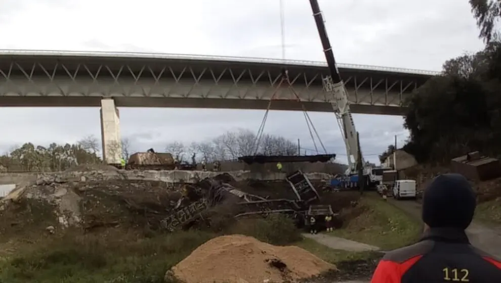 Reabierto al tr&aacute;fico el tramo de la carretera une Pesu&eacute;s y Puente cerrado por el descarrilamiento