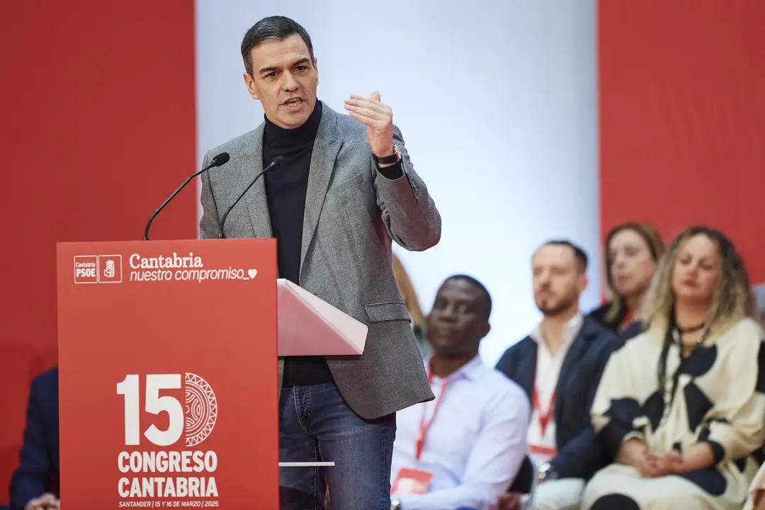 El secretario general del PSOE y presidente del Gobierno, Pedro Sánchez, interviene durante la clausura del 15&ordm; Congreso Regional del PSOE de Cantabria