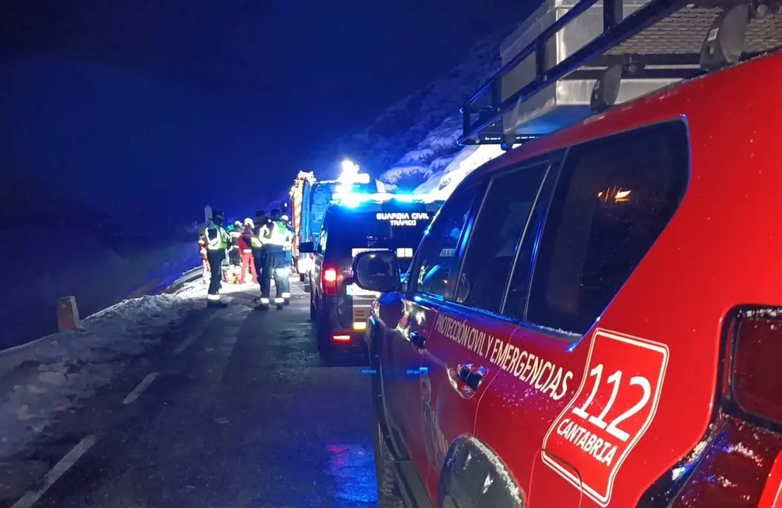 Fallecen cuatro j&oacute;venes tras salirse de la v&iacute;a y despe&ntilde;arse por una ladera en el puerto de Lunada