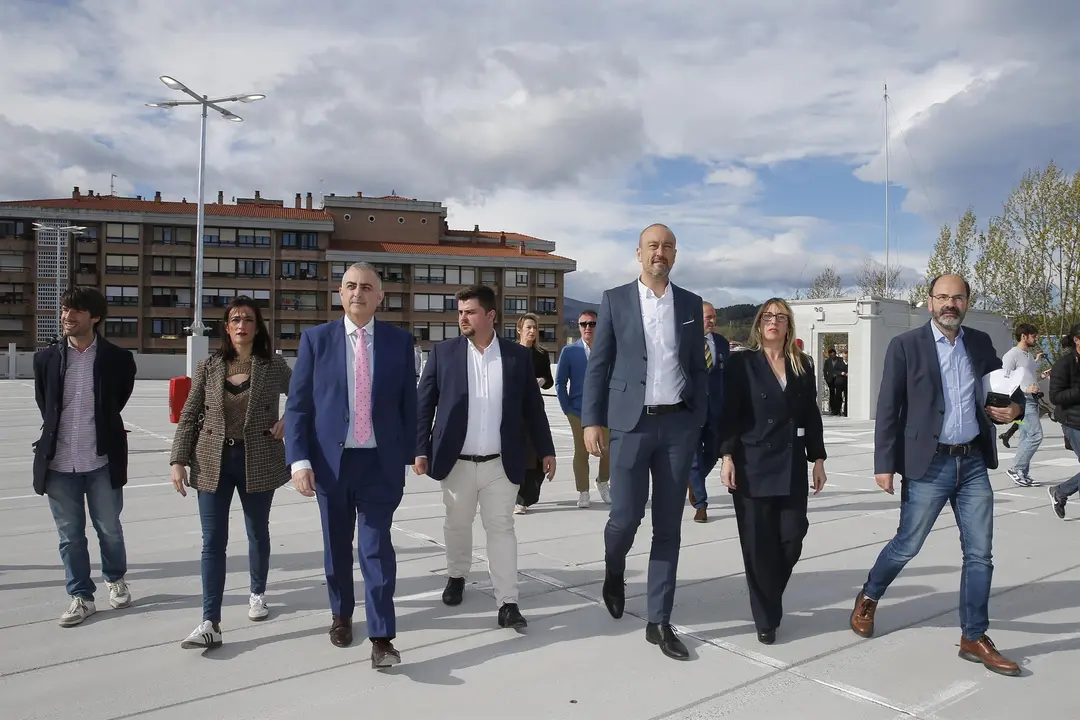 El consejero de Fomento, Roberto Media; el alcalde de Torrelavega, Javier López Estrada; y la delegada del Gobierno, Eugenia Gómez de Diego, entre otros, visitan las obras del parking de La Carmencita