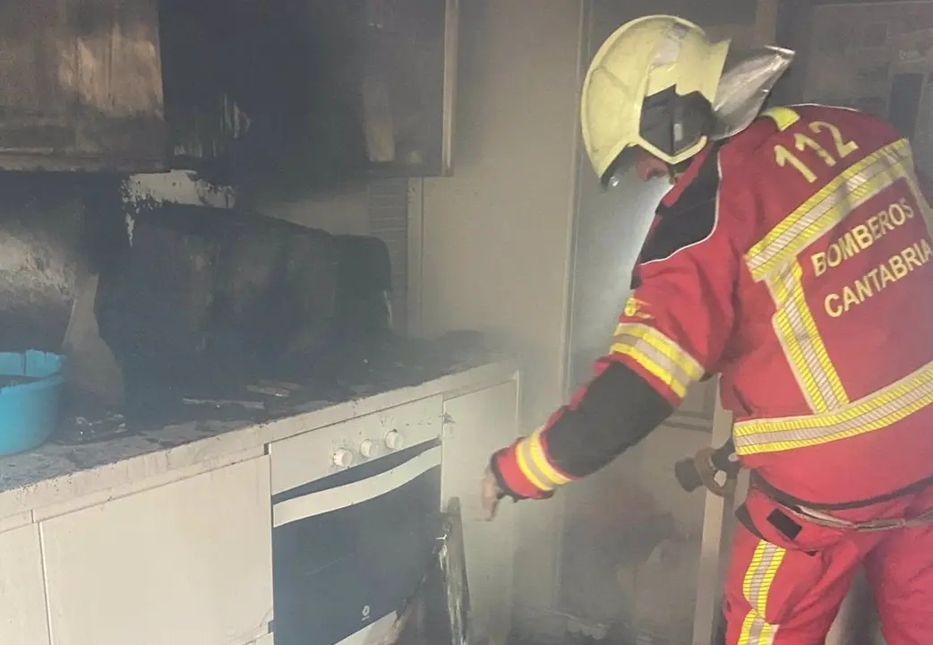 Bomberos sofocan un incendio de cocina en San Vicente