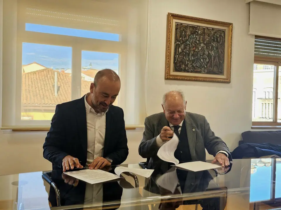 Firma del acuerdo entre el Ayuntamiento de Torrelavega y la Fundación Caja Cantabria por el uso del local de la Plaza Mayor