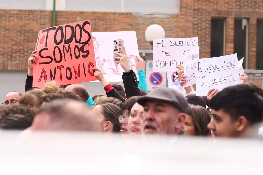 Varias personas con carteles durante una concentración de apoyo al alumno del IES Torres Quevedo con parálisis que fue agredido por parte de varios compañeros
