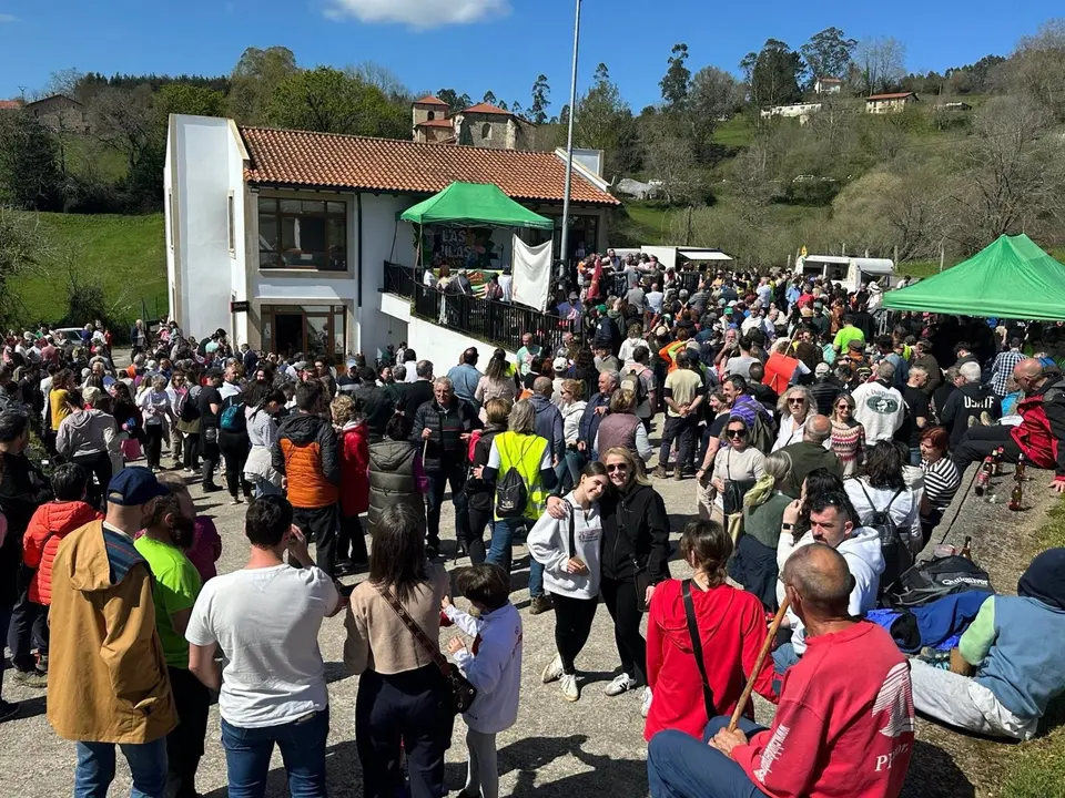 Unas 1.500 personas marchan en Ribamontán al Monte contra la planta de biometano prevista en Praves