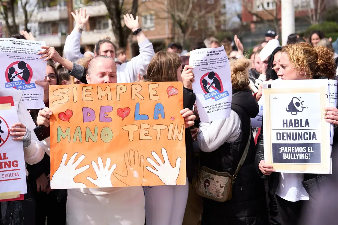 Varias personas con carteles durante una concentración de apoyo al joven con parálisis cerebral que sufrió bullying por parte de cuatro alumnos, en el IES Torres Quevedo