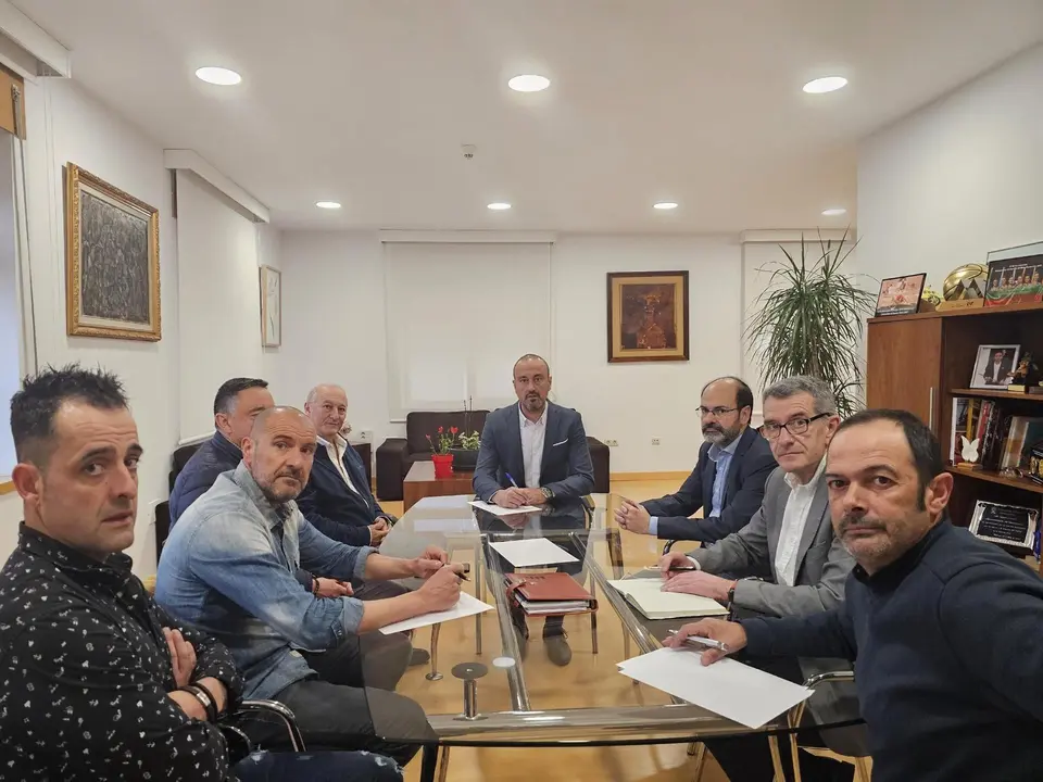 Reunión del alcalde y concejales de Torrelavega con el comité de empresa de Bridgestone