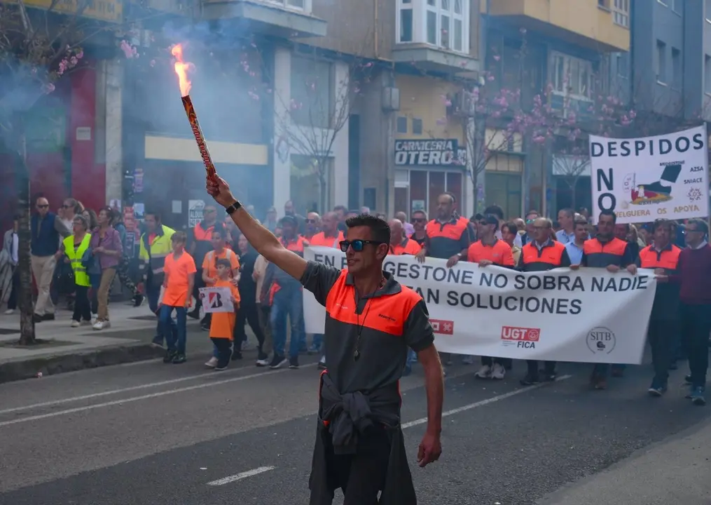 Miles de personas se manifiestan contra los despidos en Bridgestone