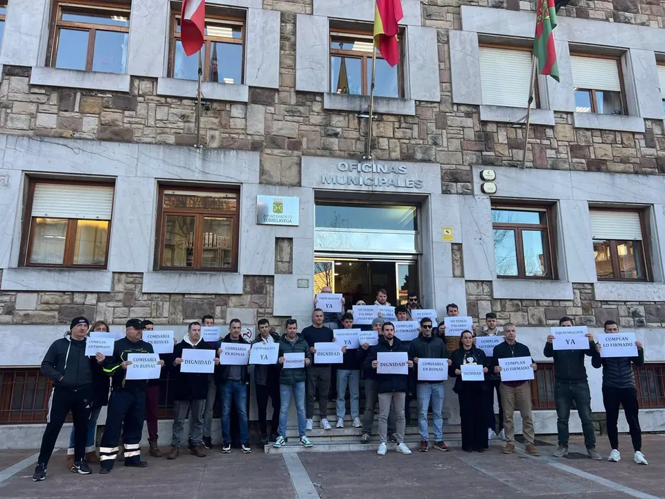 Concentración de Policía Local en Torrelavega