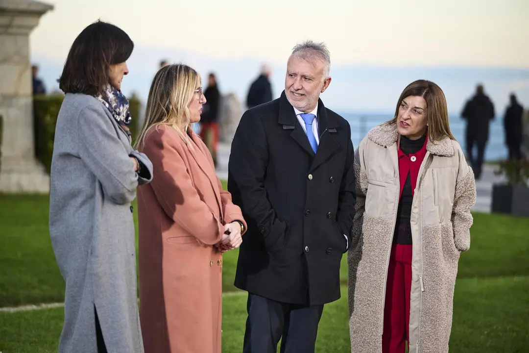 Imagen de archivo del ministro de Política Territorial, Ángel Víctor Torres, y la presidenta del Gobierno de Cantabria, María José Sáenz de Buruaga