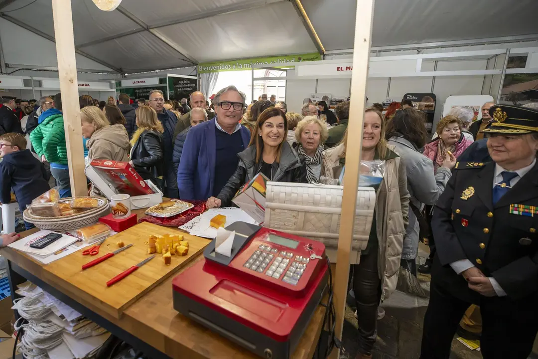 La presidenta de Cantabria, María José Sáenz de Buruaga, en la Feria del Sobao y la Quesada Pasiega de 2024. Foto| Archivo