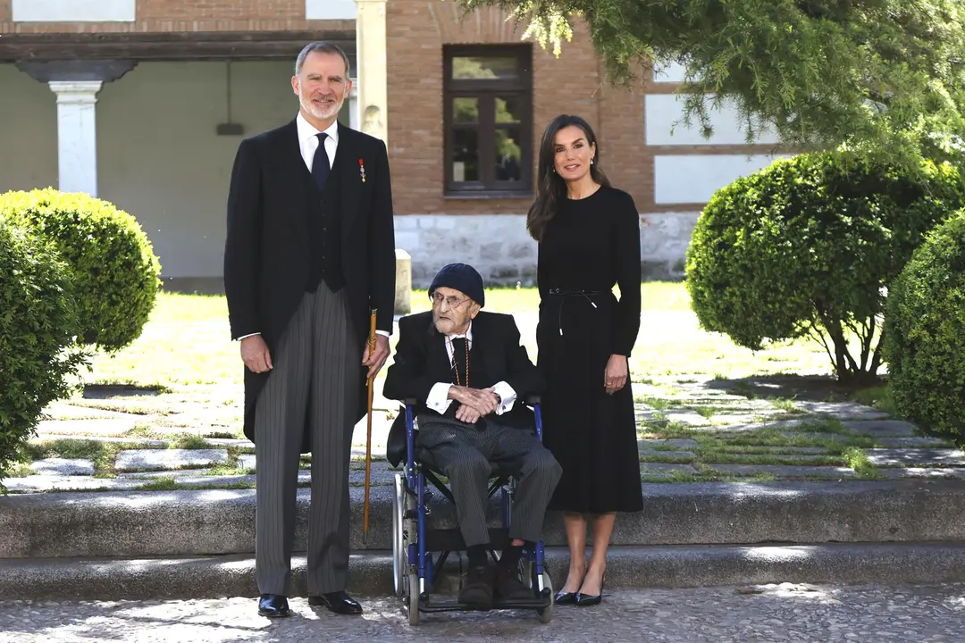 El Rey Felipe, Álvaro Pombo y la Reina Letizia posan a la salida de la entrega del Premio de Literatura en Lengua Castellana &ldquo;Miguel de Cervantes&rdquo; 2024