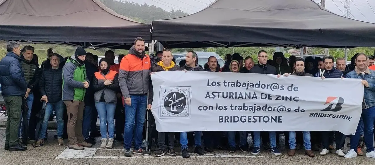 En la jornada de huelga de este sábado se ha desplazado hasta la planta productiva de Puente San Miguel una delegación de trabajadores de Azsa en Hinojedo para mostrar su solidaridad con la plantilla de Bridgestone